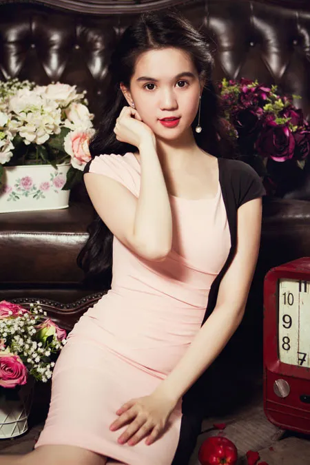 Ngọc Trinh đẹp ngây ngất bên cỏ hoa - 1