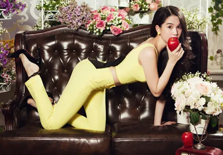 Ngọc Trinh đẹp ngây ngất bên cỏ hoa - 10