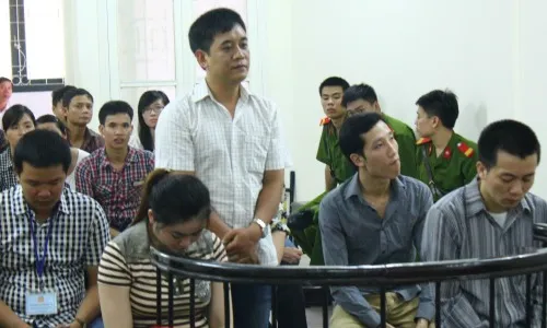 Nguyễn Huy Việt (bên phải, hàng sau) cùng các bị cáo tại toà. tu-ong-2584-1402905232.jpg