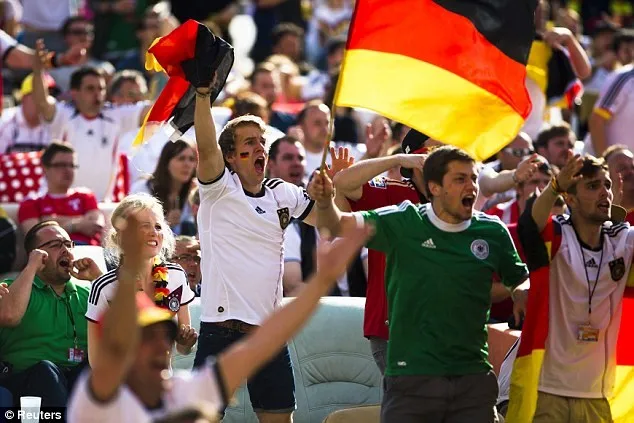 Cổ động viên Đức tận hưởng dịch vụ xem bóng đá cực “độc” ảnh 5