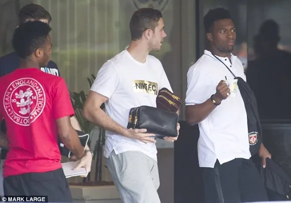 Tuyển thủ Anh dắt “gái” về phòng khách sạn? ảnh 3