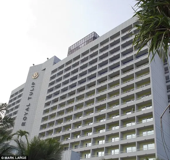 Tuyển thủ Anh dắt “gái” về phòng khách sạn? ảnh 4