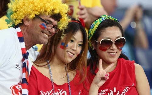 Những cổ động viên nữ xinh đẹp cổ vũ ĐT Brazil ảnh 14