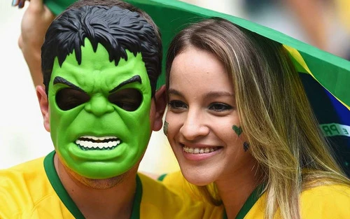 Những cổ động viên nữ xinh đẹp cổ vũ ĐT Brazil ảnh 9