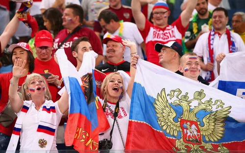 Những cổ động viên nữ xinh đẹp cổ vũ ĐT Brazil ảnh 15