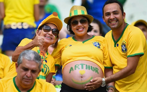 Những cổ động viên nữ xinh đẹp cổ vũ ĐT Brazil ảnh 6