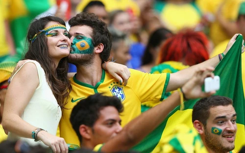 Những cổ động viên nữ xinh đẹp cổ vũ ĐT Brazil ảnh 7