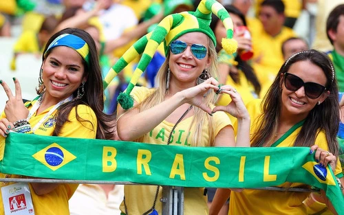 Những cổ động viên nữ xinh đẹp cổ vũ ĐT Brazil ảnh 8