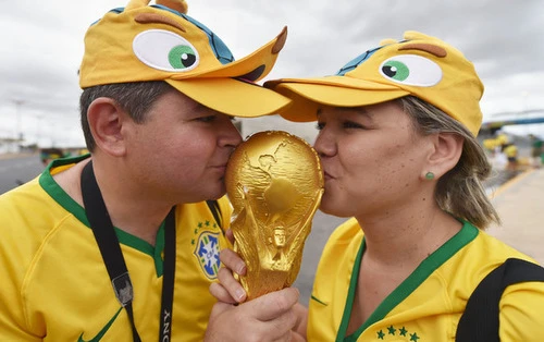 Những cổ động viên nữ xinh đẹp cổ vũ ĐT Brazil ảnh 2