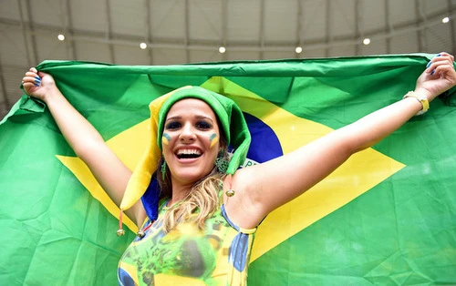 Những cổ động viên nữ xinh đẹp cổ vũ ĐT Brazil ảnh 4