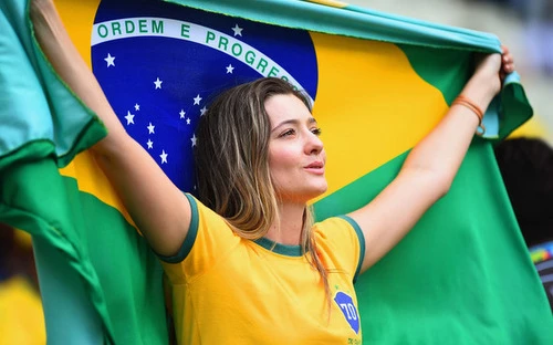 Những cổ động viên nữ xinh đẹp cổ vũ ĐT Brazil ảnh 5