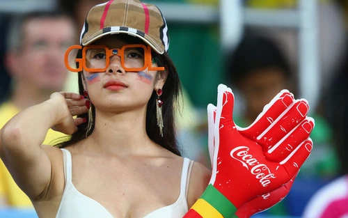 Những cổ động viên nữ xinh đẹp cổ vũ ĐT Brazil ảnh 12