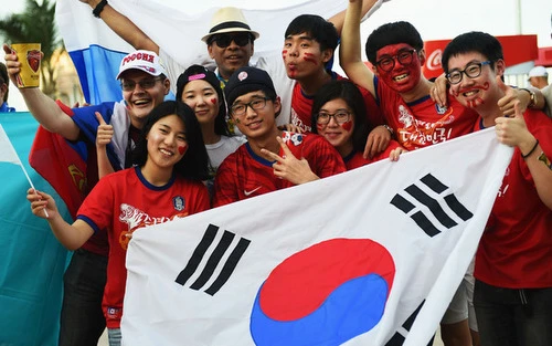 Những cổ động viên nữ xinh đẹp cổ vũ ĐT Brazil ảnh 13