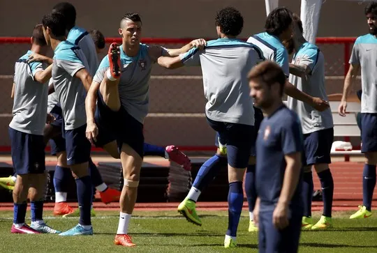 Ro "điệu" ra mắt kiểu tóc mới cầu may ảnh 2