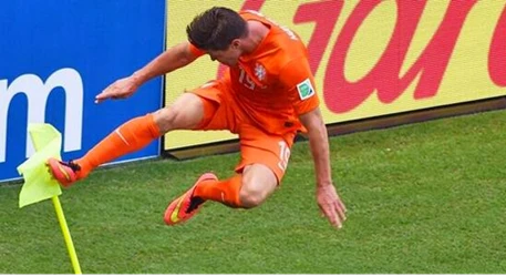 Ảnh chế pha tung cước ăn mừng ấn tượng của Huntelaar ảnh 3