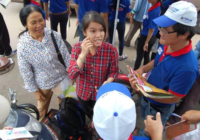 Thí sinh tấp nập đổ về TP.HCM dự thi đại học ảnh 4 Thí sinh tấp nập đổ về TP.HCM dự thi đại học ảnh 4