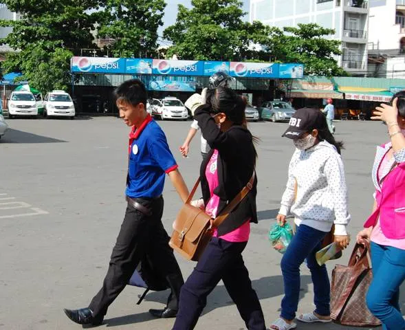 Thí sinh tấp nập đổ về TP.HCM dự thi đại học ảnh 5 Thí sinh tấp nập đổ về TP.HCM dự thi đại học ảnh 5