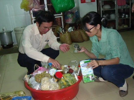 Ông Thái Hòa kiểm tra chất lượng thực phẩm tại một cơ sở cung cấp thức ăn