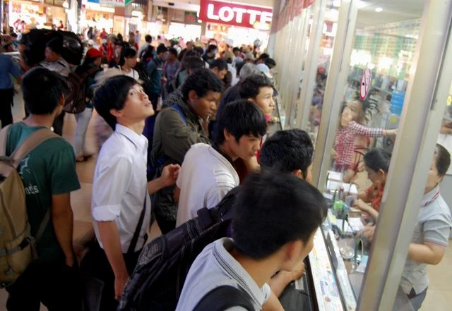 Bến xe đông nghịt thí sinh ảnh 5