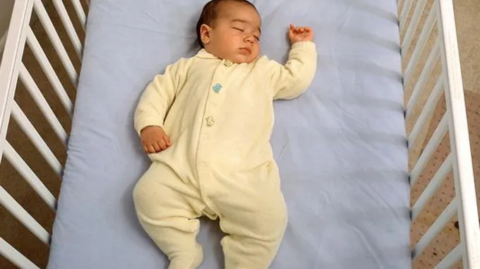 Thương con, đừng cho ngủ chung giường ảnh 1