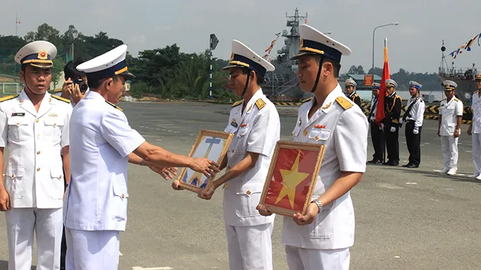 Thượng cờ 2 tàu tên lửa tấn công nhanh lớp Molniya ảnh 1