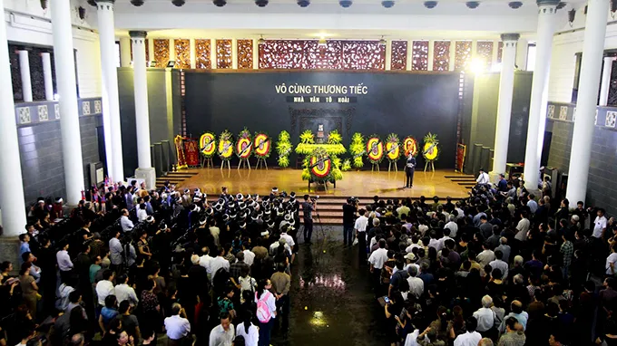 Hà Nội mưa trắng trời đưa “cụ Dế Mèn” về cùng đất mẹ ảnh 2