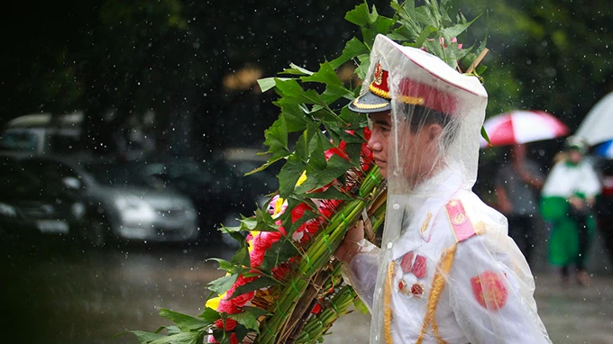 Hà Nội mưa trắng trời đưa “cụ Dế Mèn” về cùng đất mẹ ảnh 6