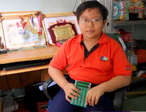 Hảo và chiếc máy tính hóa học. Ảnh: Khánh Ly DSC-0247-9984-1404697829.jpg