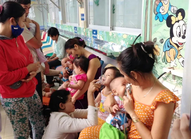 Thời tiết chuyển mùa, bệnh nhi kẹt cứng khoa hô hấp ảnh 1 Thời tiết chuyển mùa, bệnh nhi kẹt cứng khoa hô hấp ảnh 1