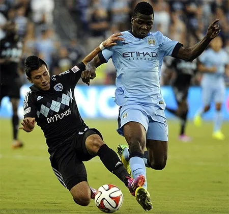 Man City thắng giòn giã trên đất Mỹ ảnh 2 Mikey Lopez (trái) tranh bóng với tiền đạo của Man City là Kelechi Iheanacho