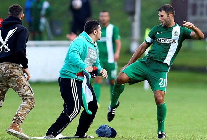 CĐV tấn công cầu thủ của Israel để phản đối chiến tranh ảnh 3 CĐV tấn công cầu thủ của Israel để phản đối chiến tranh ảnh 3