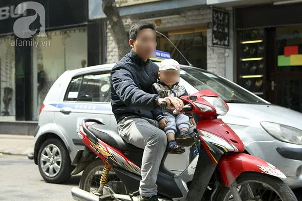 Phụ huynh nên lưu ý cách chở con khi đi xe máy - 13450