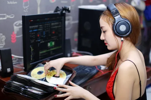 Cận cảnh một ngày làm việc của nữ DJ ảnh 4