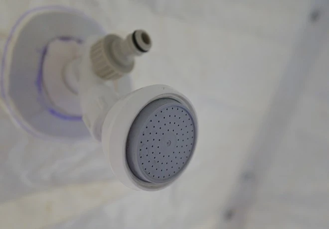  Những vòi hoa sen và các bóng đèn 12v được bố trí đủ sáng để thực hiện các tình huống nguy cấp. Vòi khử khuẩn của hệ thống nhằm đáp ứng trong trường hợp dịch bệnh khẩn cấp