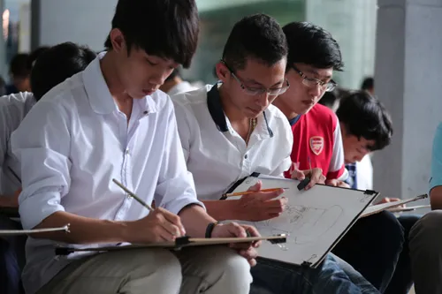 Bối rối khi tính điểm ưu tiên nhân hệ số ảnh 1 Nhiều trường vẫn giữ cách tính điểm cũ đối với TS diện ưu tiên khu vực, đối tượng cho những ngành năng khiếu - Ảnh: Đào Ngọc Thạch