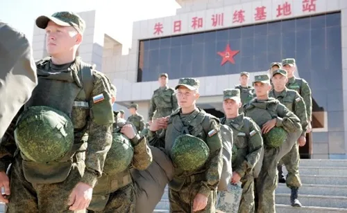 Các binh sĩ Nga hôm 16/8tới nhà ga của căn cứ huấn luyệnZhurihe, phía bắc Khu Tự trị Nội Mông, Trung Quốc. Ảnh: Xinhua