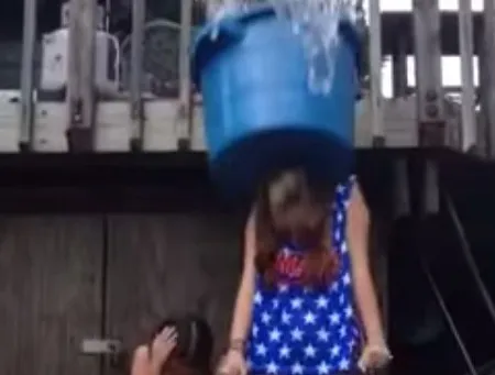 Bạn biết gì về làn sóng 'Thử thách nước đá' đang cực hot trên mạng? ảnh 3