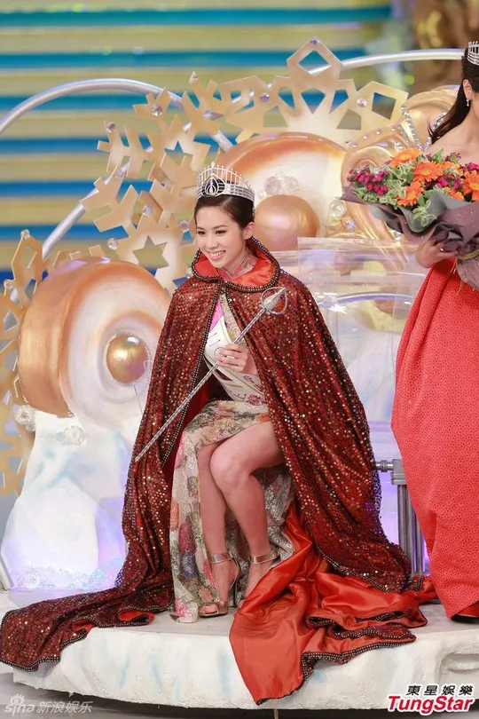 Ngắm nhan sắc tân Hoa hậu Hồng Kông