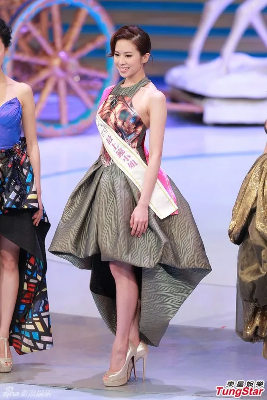 Ngắm nhan sắc tân Hoa hậu Hồng Kông