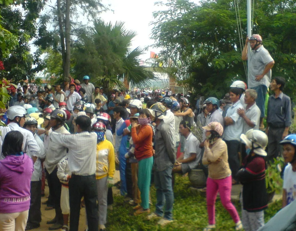 Nghi ngờ bắt cóc trẻ em, hàng ngàn người dân bao vây trụ sở UBND xã ảnh 3