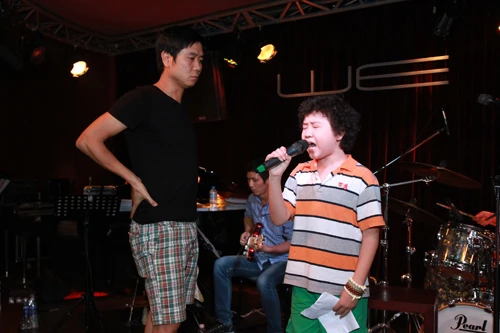 Cậu bé "tóc xù" tung chiêu ở đêm chung kết Giọng hát Việt nhí ảnh 1