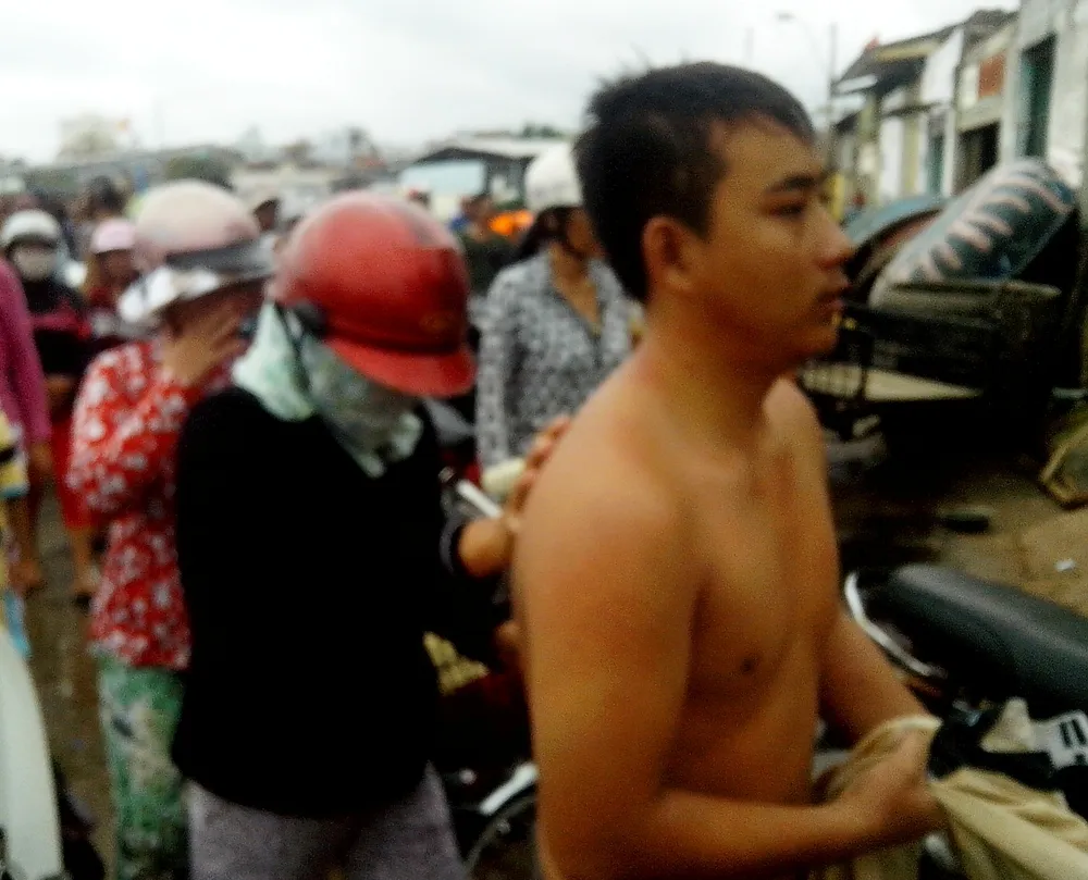 Cứu sống hai người bị sóng biển cuốn trôi ảnh 1