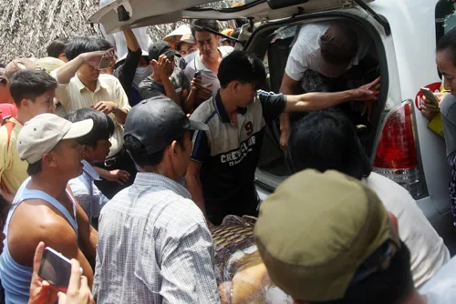 Người Sài Gòn bắt cá hô khổng lồ bán gần 200 triệu đồng ảnh 6 Chú cá được mọi người đưa lên taxi chở đi.