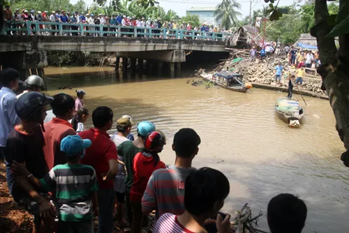 Người Sài Gòn bắt cá hô khổng lồ bán gần 200 triệu đồng ảnh 3 Nghe anh Dũng bắt được con cá 'khổng lồ', hàng trăm người dân tập trung để được tận mắt chứng kiến loài cá thuộc dạng hiếm thấy này. Nhiều thương lái cũng có mặt trả giá mua con cá hô.