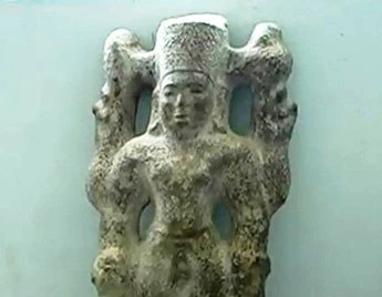 Đào đất trồng chuối phát hiện tượng thần cổ từ thế kỷ IX ảnh 1