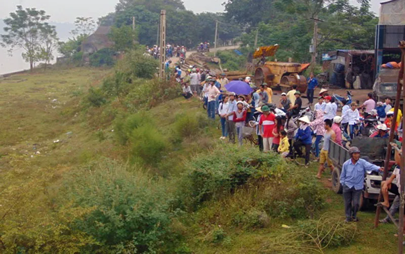 Mẹ ôm con nhảy cầu tự tử ảnh 2 Mẹ ôm con nhảy cầu tự tử ảnh 2