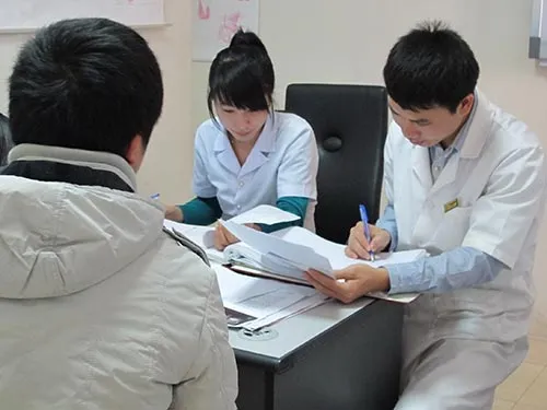 Tư vấn cho bệnh nhân về sức khỏe sinh lý tại Bệnh viện Nam học và Hiếm muộn Hà Nội
