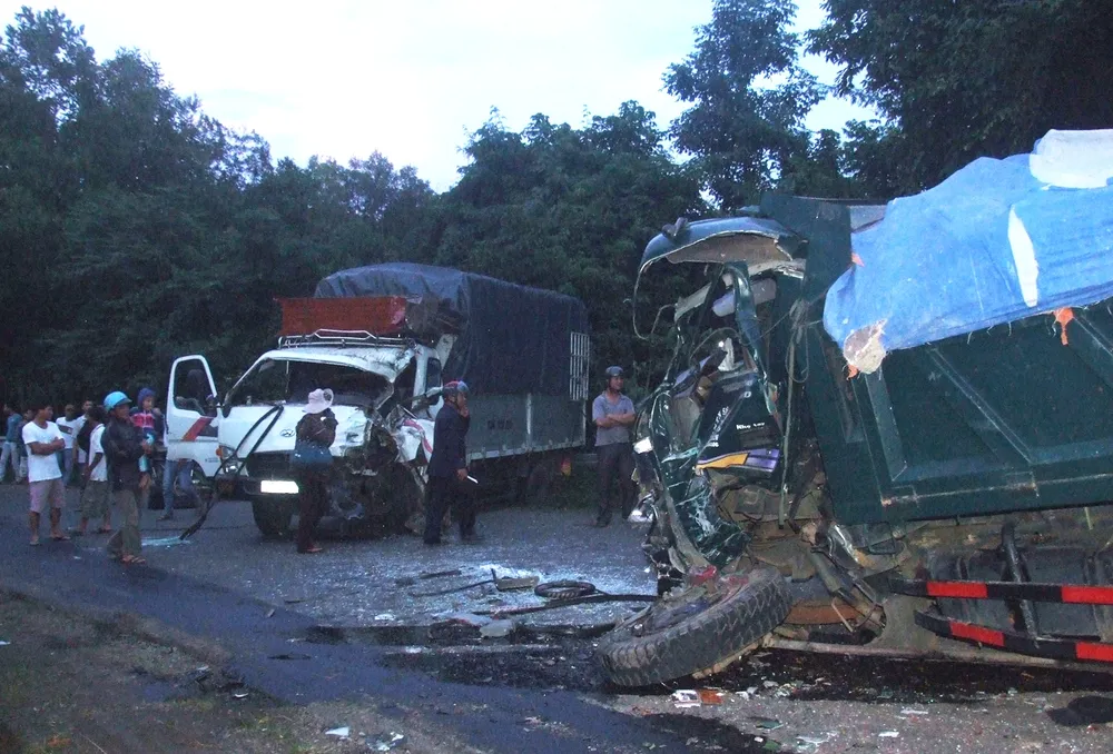 Hai xe tải tông nhau, một tài xế bị thương nặng ảnh 1 Hai xe tải tông nhau, một tài xế bị thương nặng ảnh 1