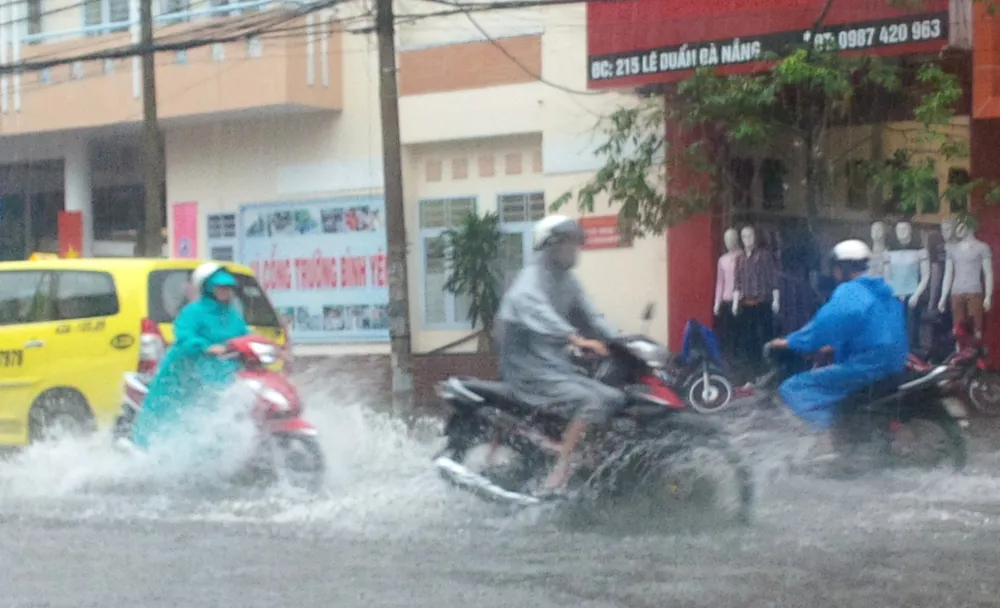 Sau một trận mưa, Đà Nẵng ngập chìm trong nước ảnh 2 Sau một trận mưa, Đà Nẵng ngập chìm trong nước ảnh 2