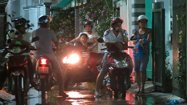 Học trò tiểu học học thêm ban đêm ảnh 1